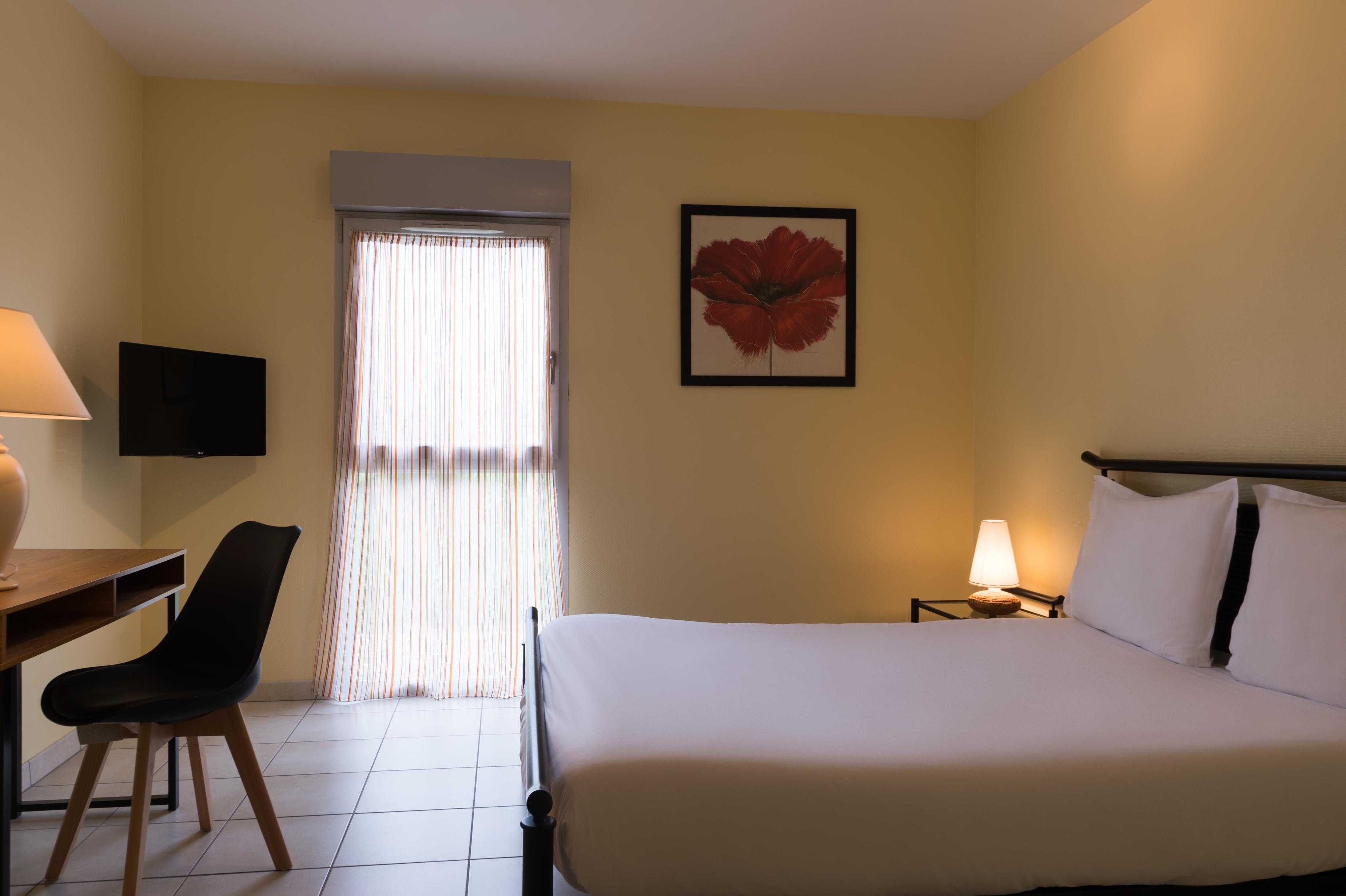Hotel The Originals Pic Epeiche مونتبازون المظهر الخارجي الصورة