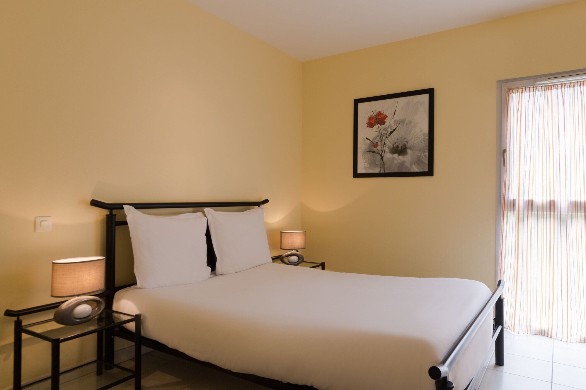 Hotel The Originals Pic Epeiche مونتبازون المظهر الخارجي الصورة